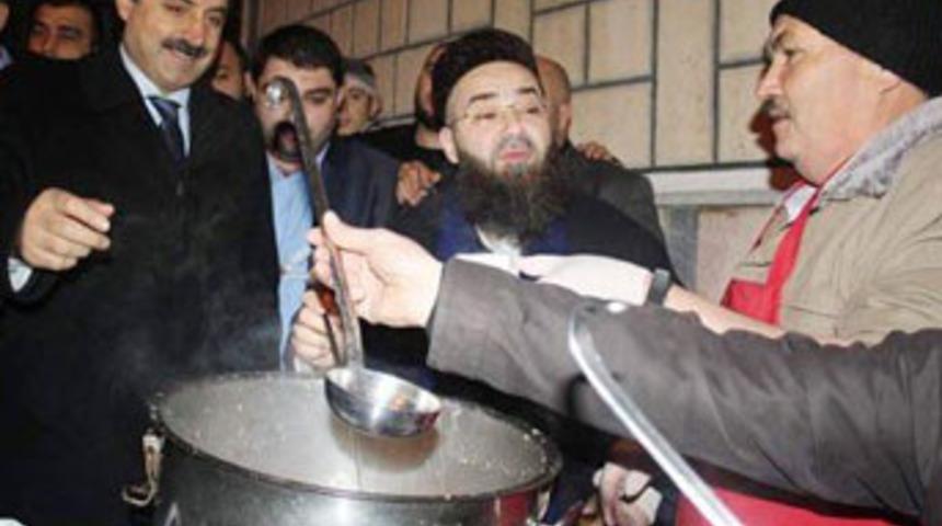 C&uuml;bbeli Ahmet Hoca Bakanla aşure dağıttı