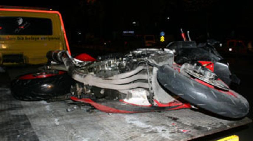 İzmir'de motor kazası: 2 &ouml;l&uuml;