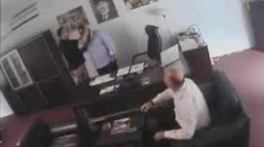 Sahte albay kameraya takıldı!