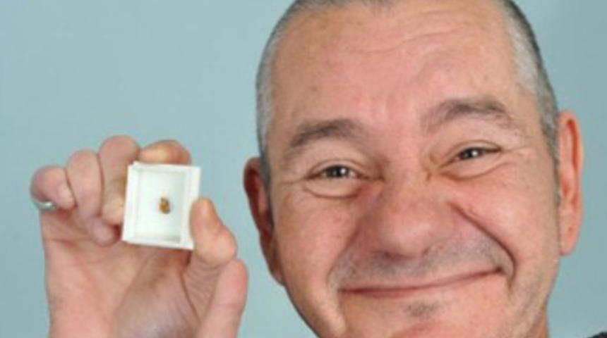 Kulağından diş çıktı!