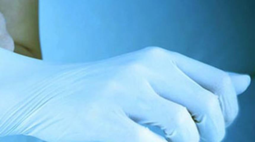 Hastanın boğazında eldiven unuttular!