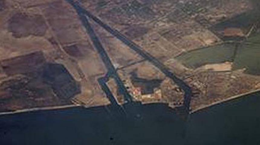 İran'ın askeri gemileri Süveyş'e girdi