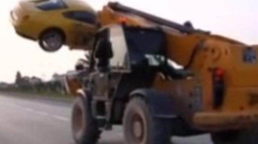 Ferrariyi forkliftle &ccedil;aldılar