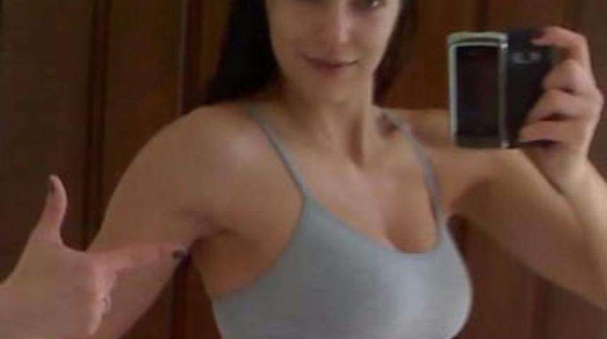 Takip&ccedil;ileri i&ccedil;in soyundu