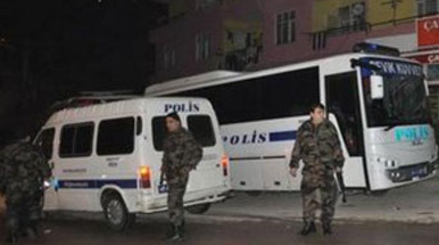 Polis memurlarını bı&ccedil;akladılar!