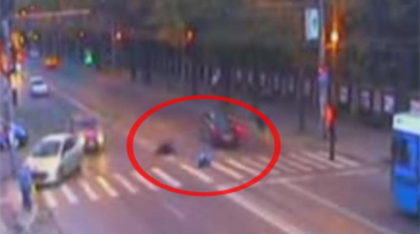 Bebekli kadına &ouml;yle bir &ccedil;arptı ki...