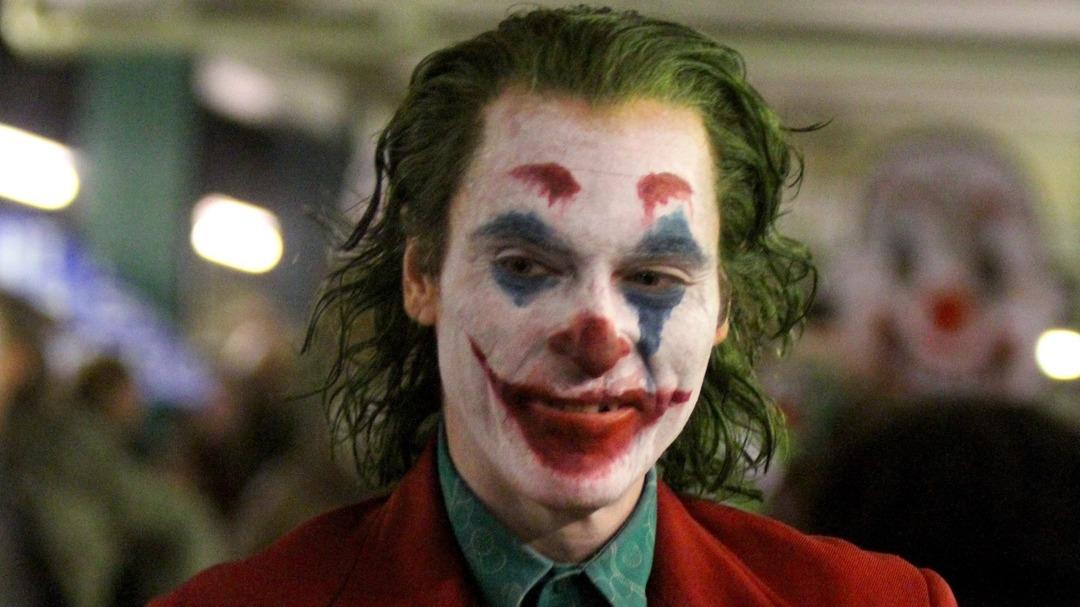 Merakla beklenen Joker 2 (Joker: Folie &agrave; Deux) filminden yeni kareler paylaşıldı! Vizyon tarihine geri sayım başladı