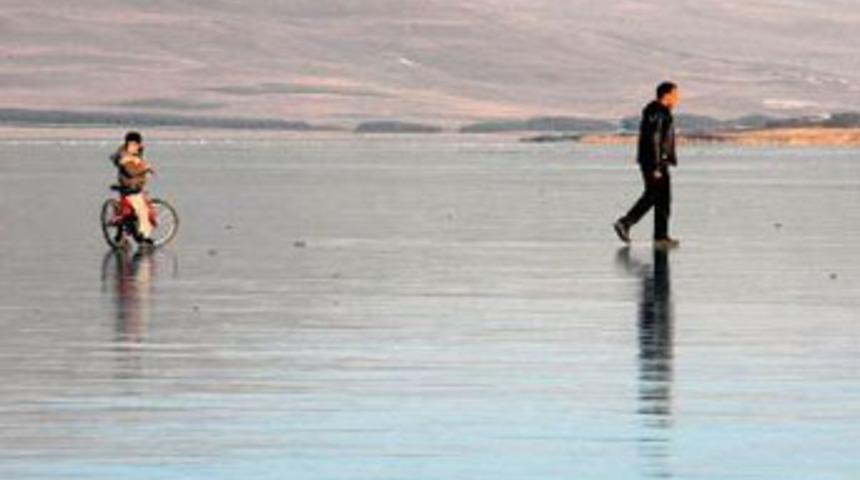 G&ouml;ller buz tuttu