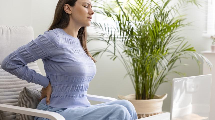 Genç yaşta görülen bel ağrılarına dikkat! Erkeklerde daha fazla görülen hastalığın belirtisiymiş