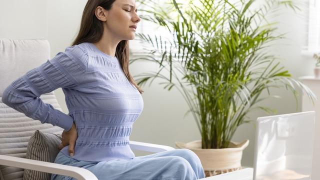 Genç yaşta görülen bel ağrılarına dikkat! Erkeklerde daha fazla görülen hastalığın belirtisiymiş