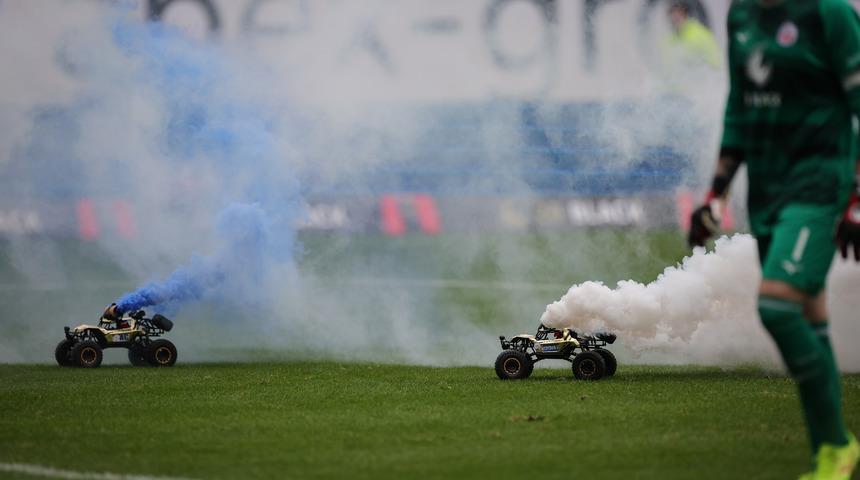 Almanya  oynanan Hansa Rostock-Hamburg maçında dünya futbol tarihinde görülmemiş protesto! Sahaya uzaktan kumandalı araba attılar
