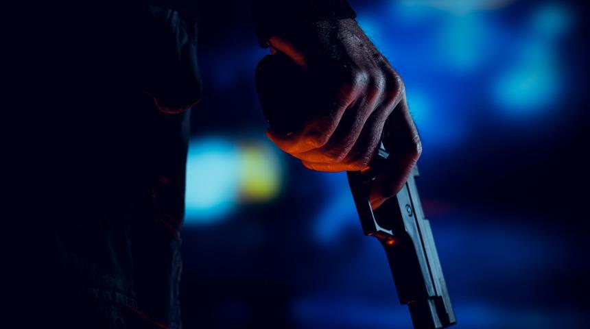 Kuzeniyle yasak aşk yaşadığı iddiasında bulunduğu eşini bacağından vurdu