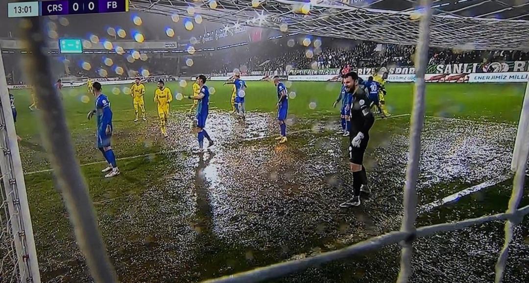 &Ccedil;aykur Rizespor ma&ccedil;ında geriye d&uuml;şen Fenerbah&ccedil;e'de taraftar zemine isyan etti! "Bu bir rezelet"