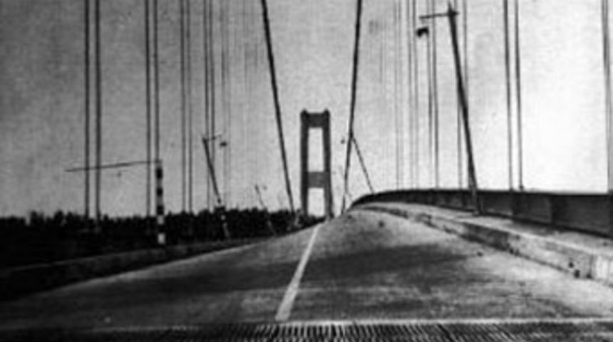 İşte o k&ouml;pr&uuml;n&uuml;n yıkılma anı