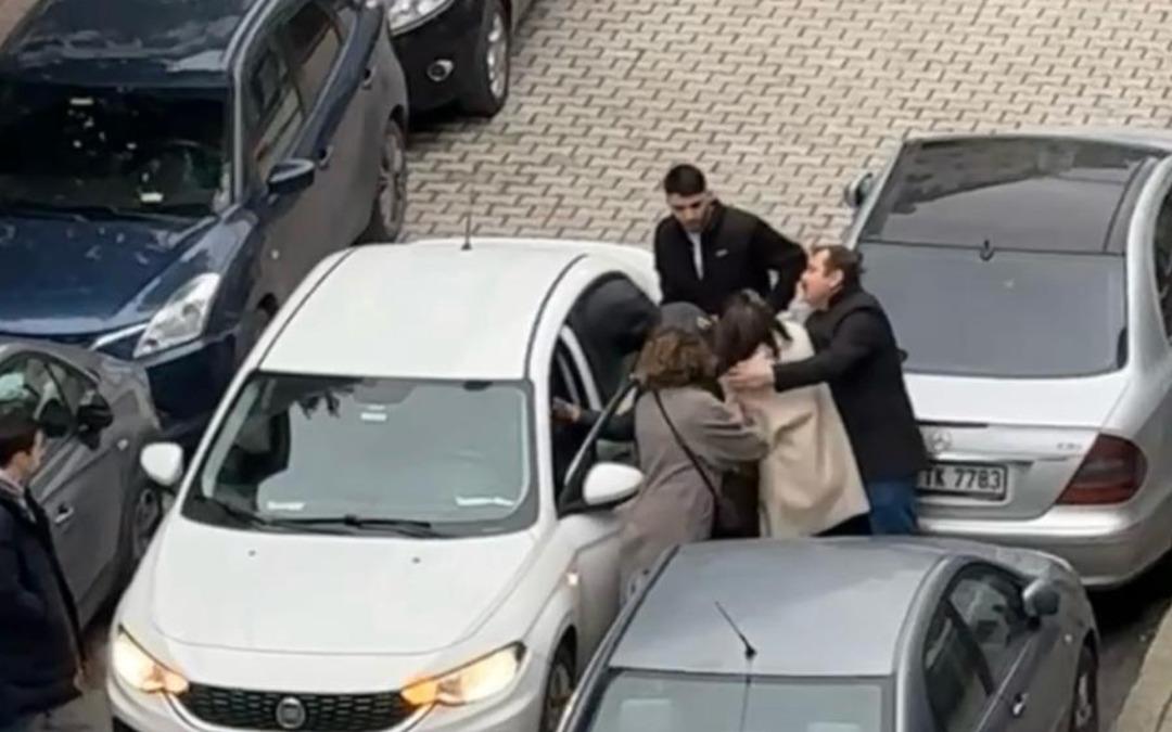 Fatih'te park kavgası! Kendisini uyaran kadına k&uuml;fredince darbedildi! Ka&ccedil;mak isterken &ccedil;evredeki otomobillere &ccedil;arptı