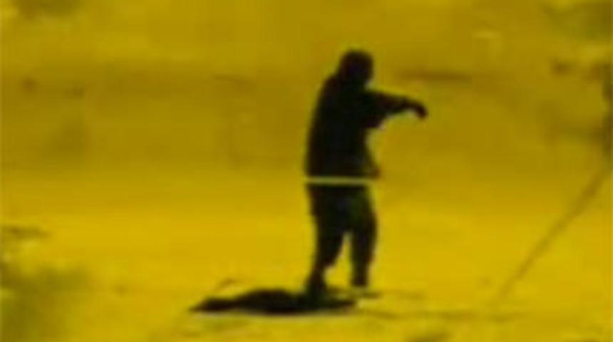 Iraklı askerin canı sıkılınca!