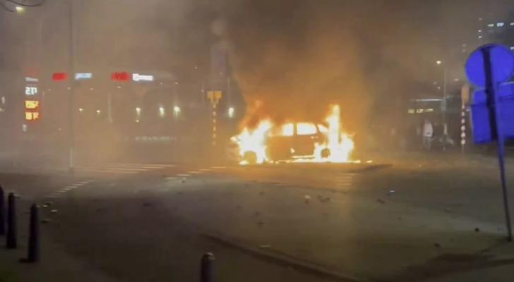 Hollanda'da hareketli gece! Cam kırıldı, polis araçları ateşe verildi