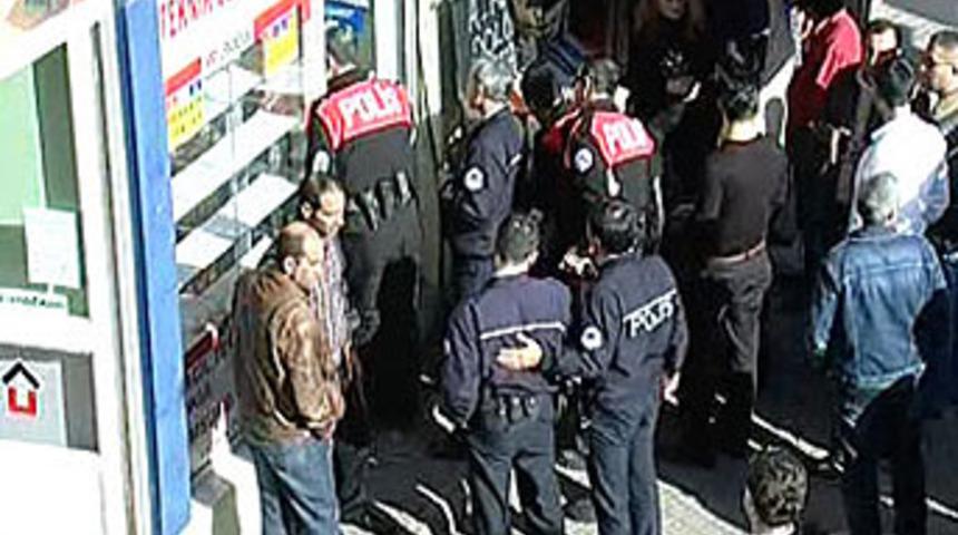 Yan bakma kavgasında kan d&ouml;k&uuml;ld&uuml;!