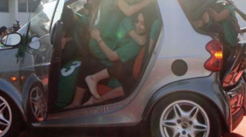 Otomobile 19 kişi bindi