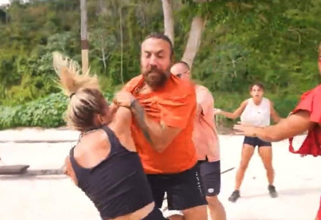 Survivor son b&ouml;l&uuml;mde Pınar-Sema-Seda kavgasını ayırmaya &ccedil;alışan Sercan Yıldırım sosyal medyanın dilinde!