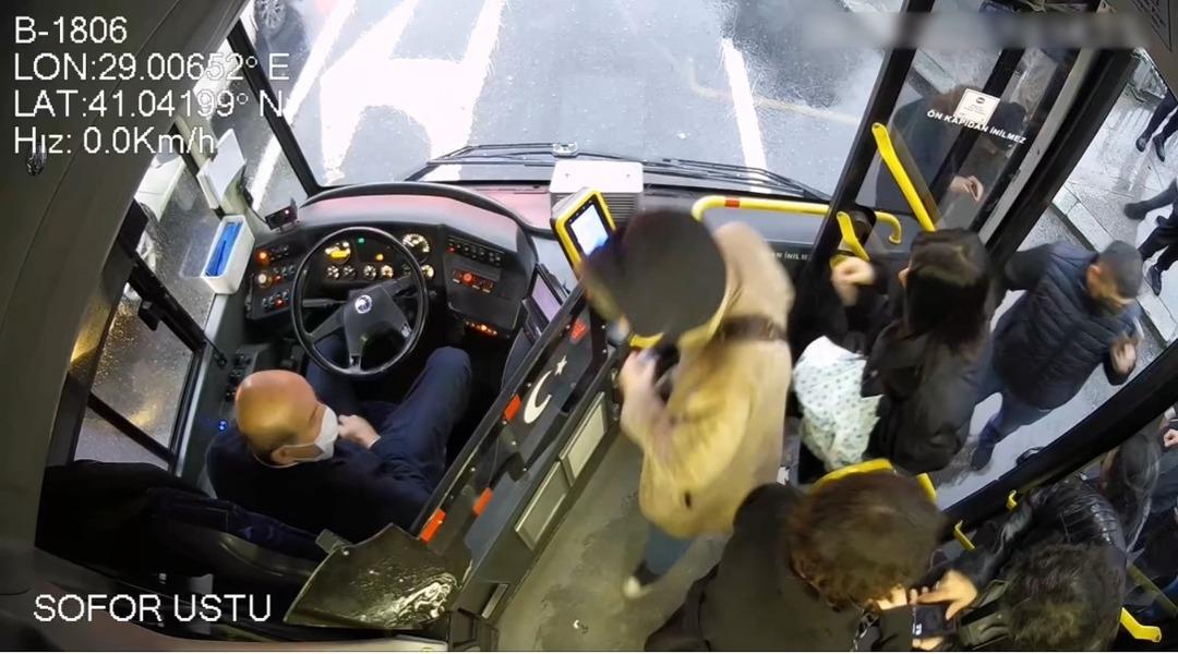 Se&ccedil;ici hırsız yakayı b&ouml;yle  ele verdi! &Ccedil;aldığı telefonun modelini beğenmeyip geri verdi