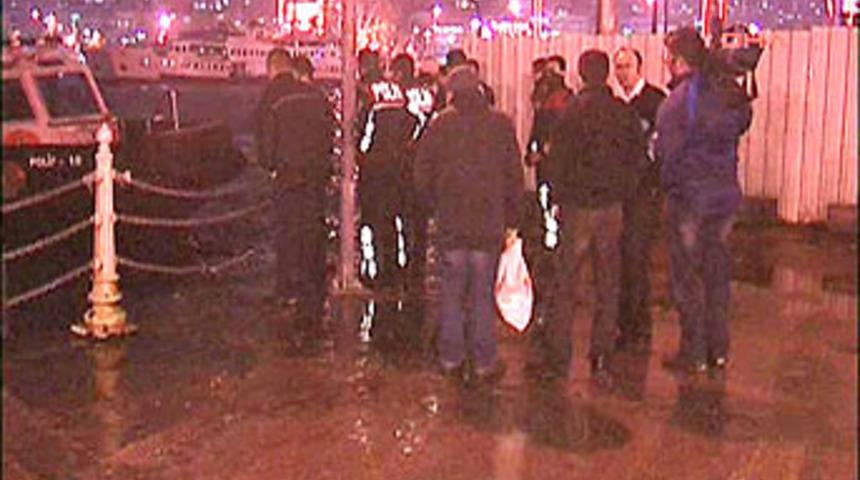 Erkek arkadaşıyla y&uuml;r&uuml;rken denize atladı