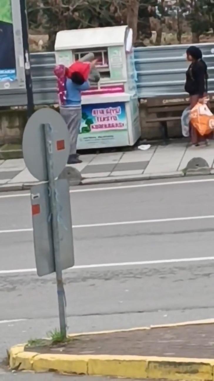 Giysi kumbarasından çocuk çıktı! Akılalmaz görüntüler... Çevredeki vatandaşlar saniye saniye kaydetti G1