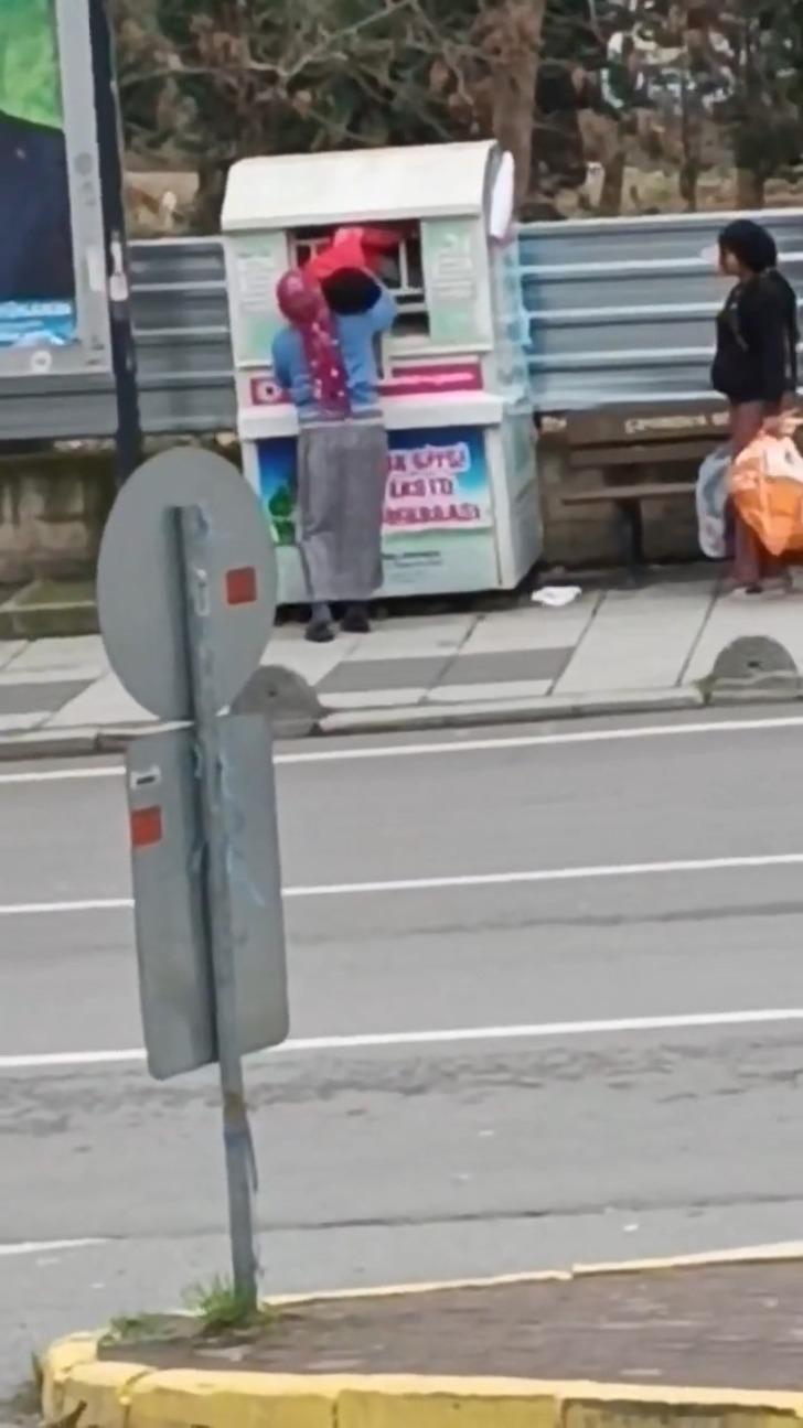 Giysi kumbarasından çocuk çıktı! Akılalmaz görüntüler... Çevredeki vatandaşlar saniye saniye kaydetti G2