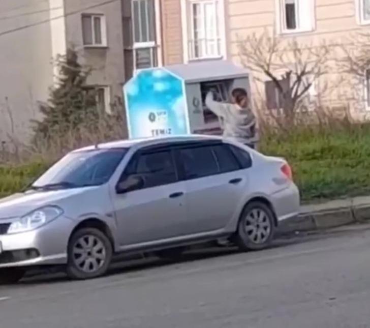 Giysi kumbarasından çocuk çıktı! Akılalmaz görüntüler... Çevredeki vatandaşlar saniye saniye kaydetti G5