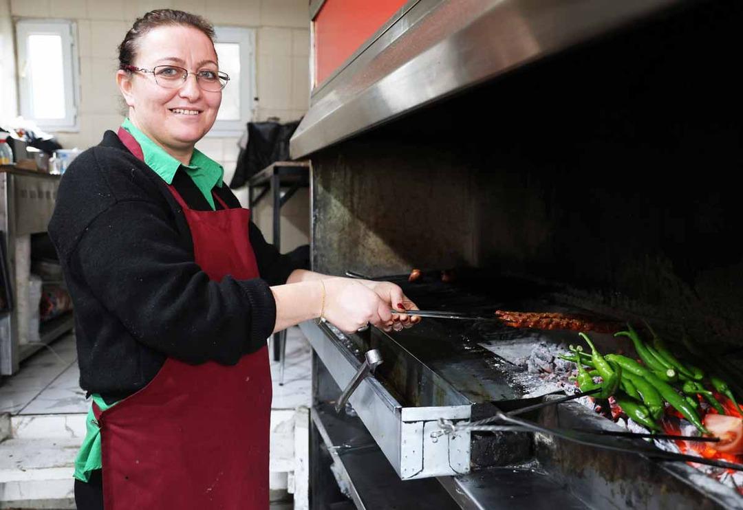 Patronla kavga edip inadına mekan a&ccedil;tı! Bulaşık&ccedil;ı olarak başlayıp kebap ustası oldu 'Şehir dışından geliyorlar'