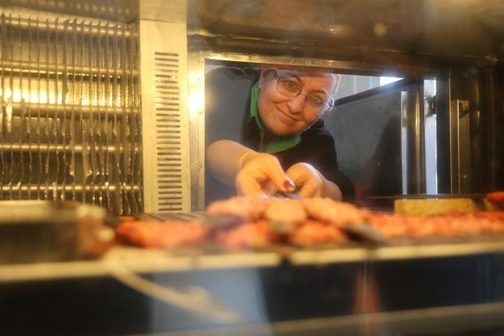 Patronla kavga edip inadına mekan açtı! Bulaşıkçı olarak başlayıp kebap ustası oldu 'Şehir dışından geliyorlar' G4