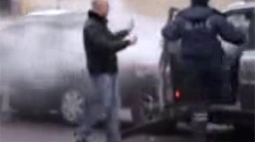 Sarhoş s&uuml;r&uuml;c&uuml;ye meydan dayağı