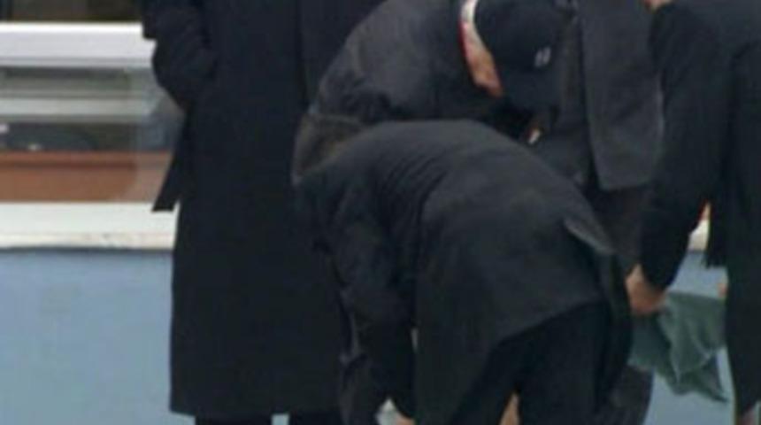 Ayakkabılarını korumalarına sildirdi!