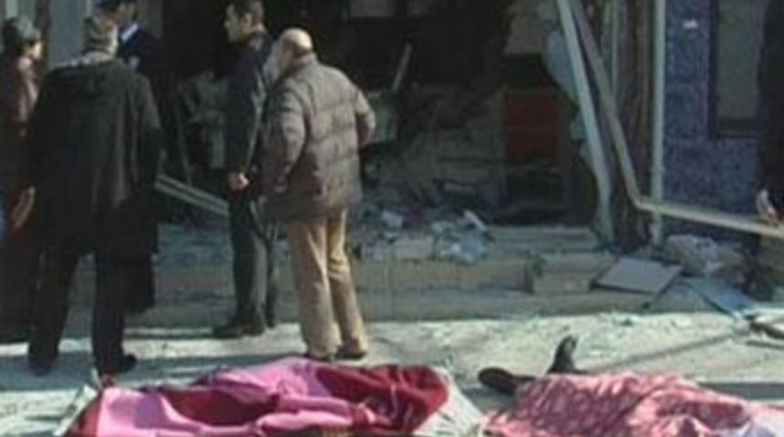 Kamyonet d&uuml;kkana girdi: 2 &ouml;l&uuml;