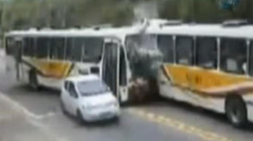 Otobüsler birbirine girdi