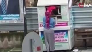 Giysi kumbarasından çocuk çıktı! Akılalmaz görüntüler... Çevredeki vatandaşlar saniye saniye kaydetti