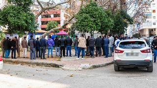 Pes dedirten 'ceset' merakı! Film gibi izlediler: Polis uyarıp uzaklaştırdı, onlar yine toplandı