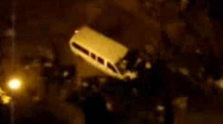 Minib&uuml;s kalabalığın arasına daldı!