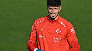 Galatasaray Muslera'nın yerini şimdiden doldurdu! Manchester United forması giyen Altay Bayındır ile el sıkışıldı