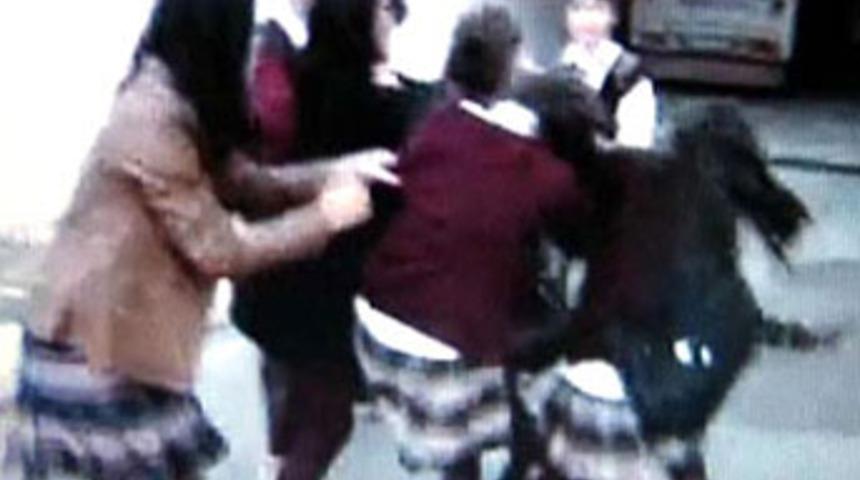 Liseli kızların kavgası kamerada