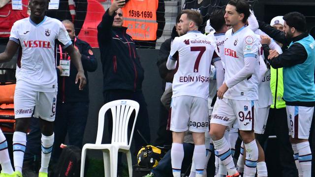 Trabzonspor fırtınası İstanbul'da da esti! Enis Destan ve Trezeguet galibiyeti getirdi