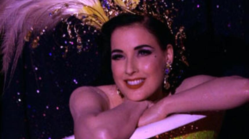 Striptiz divası nefes kesti