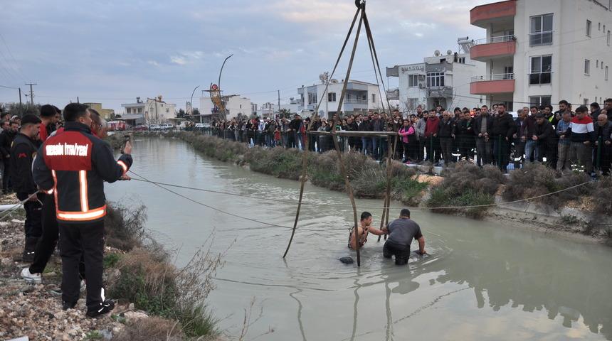 Mersin'de sulama kanalına devrilen hafif ticari aracın sürücüsü öldü