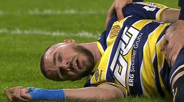 Galatasaray maçında yürekleri ağza getiren an! Bilincini kaybetti, bir anda kendini yerde buldu...