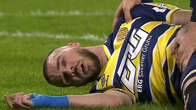 Galatasaray maçında yürekleri ağza getiren an! Bilincini kaybetti, bir anda kendini yerde buldu...