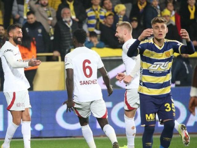 Penaltı yaptıran Kazımcan'a büyük tepki! Emre Belözoğlu da oyundan aldı...