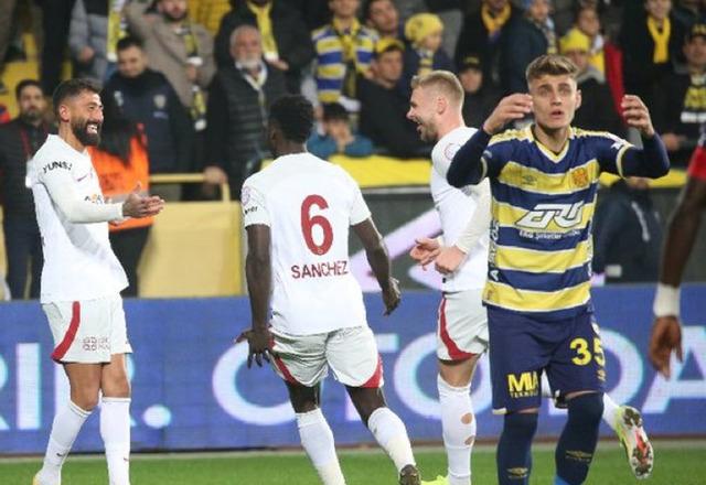 Penaltı yaptıran Kazımcan'a büyük tepki! Emre Belözoğlu da oyundan aldı...