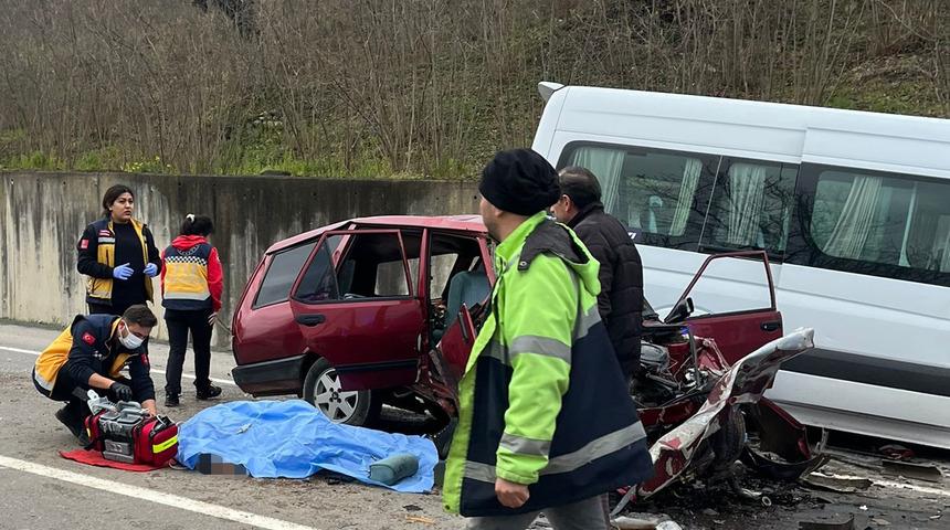 Ordu'da otomobil ile minibüsün çarpıştığı kazada 2 kişi öldü, 1 kişi yaralandı