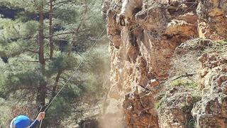 Uşak'ta kayalıklarda mahsur kalan 8 keçi kurtarıldı