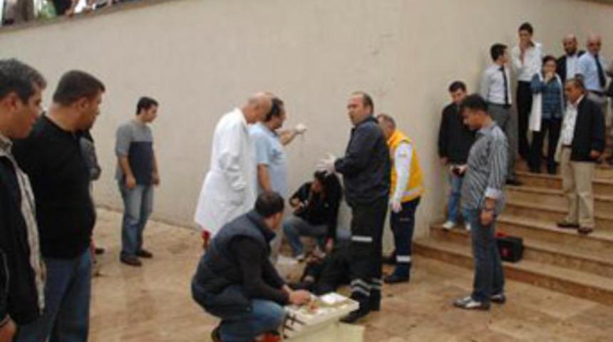 Adliye &ouml;n&uuml;nde kanlı hesaplaşma